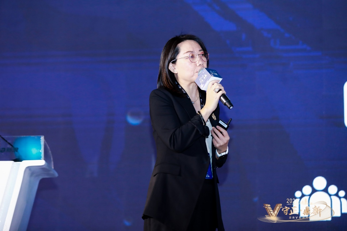 微博政务运营总经理李峥嵘分享政务微博发展及策略。 