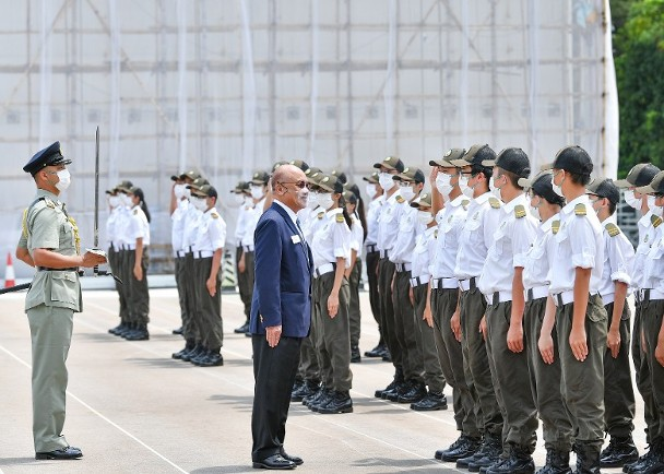 “Customs YES”管理委员会理事长关治平(左二)检阅结业学员。图自香港“东网”