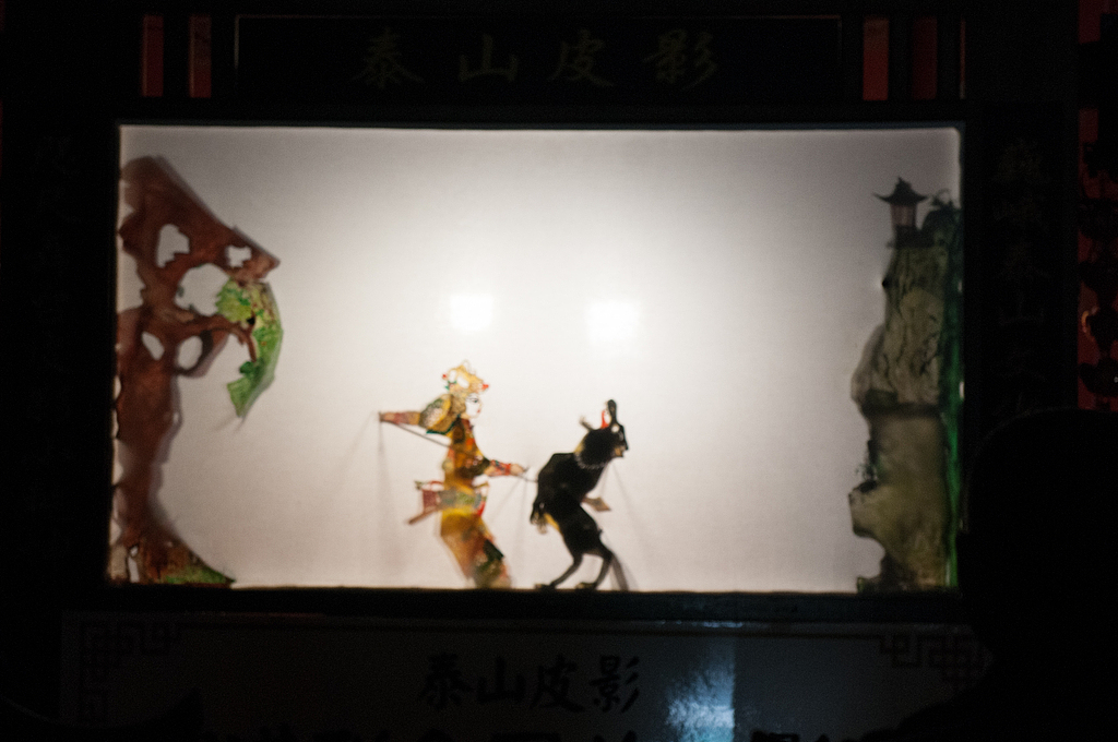 山东泰安，国家级在非物质文化遗产项目皮影戏，泰山皮影戏代表性传承人范正安表演《泰山石敢当》。（视觉中国）