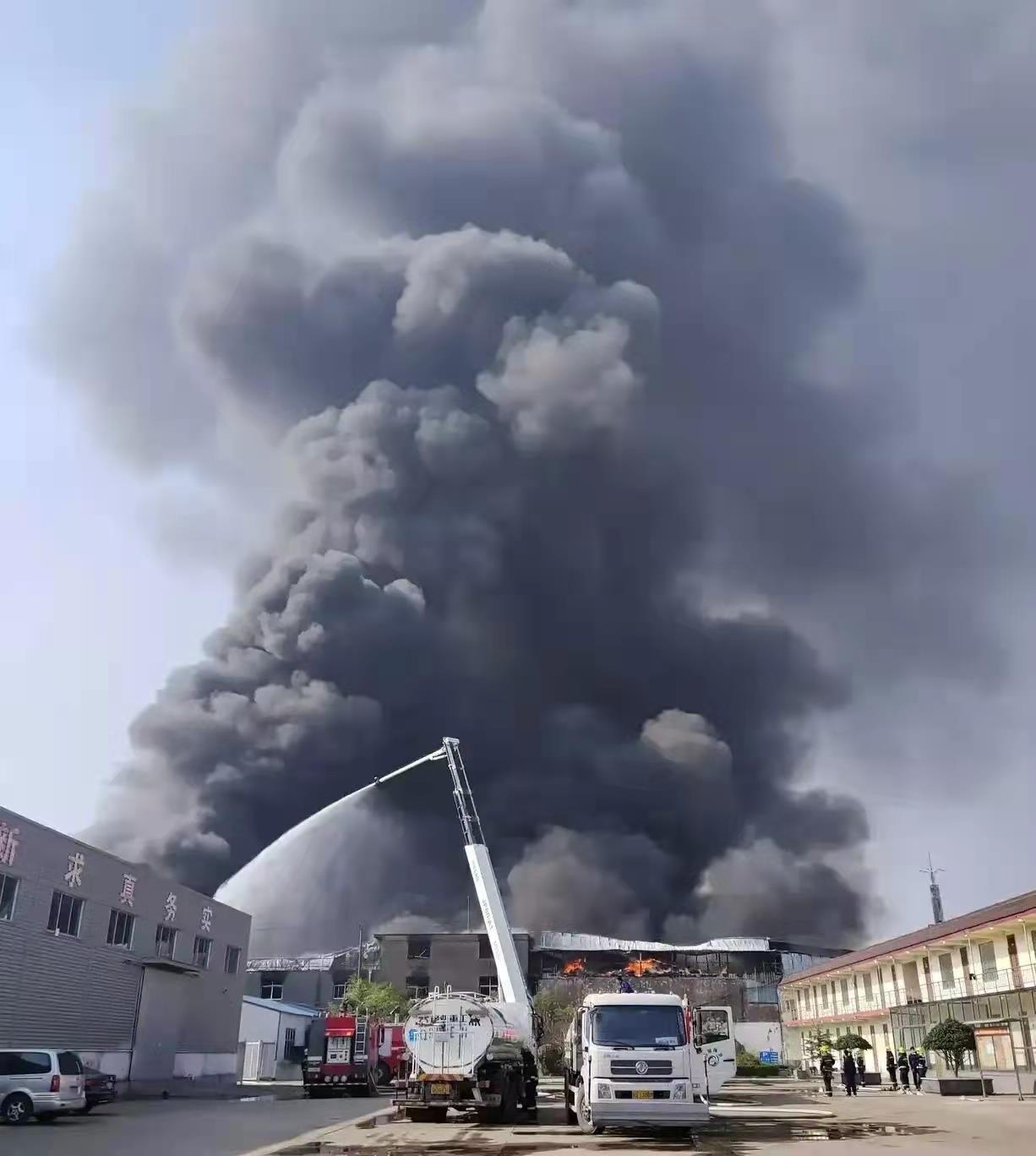 山东临沂一厂房发生火灾明火已扑灭