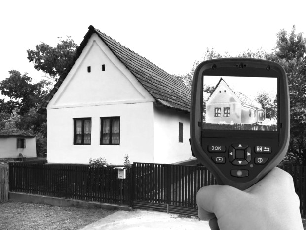 欧洲通常用图中同类仪器测试房屋保温性能。