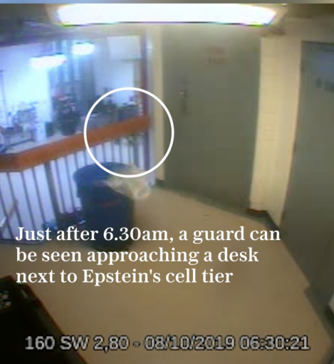 当地时间2019年8月10日6时30分左右，从监控录像中可见一名狱警走向爱泼斯坦牢房所在隔离楼层旁的值守台。 图源：《每日电讯报》视频截图