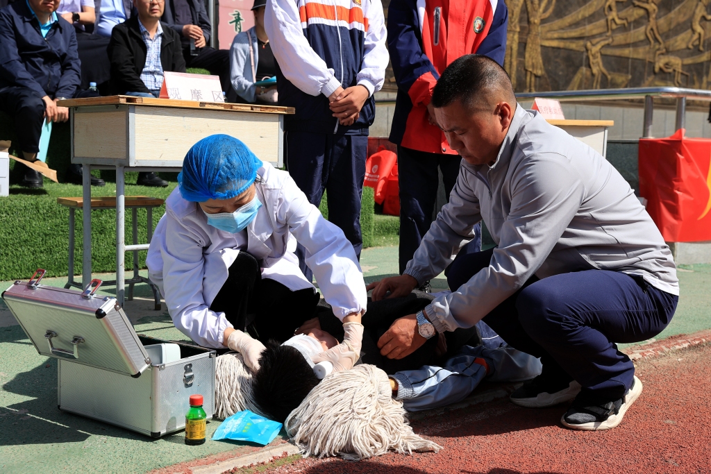 5月13日,在青海省西宁市海湖中学,校医现场紧急开展先期医疗处置.