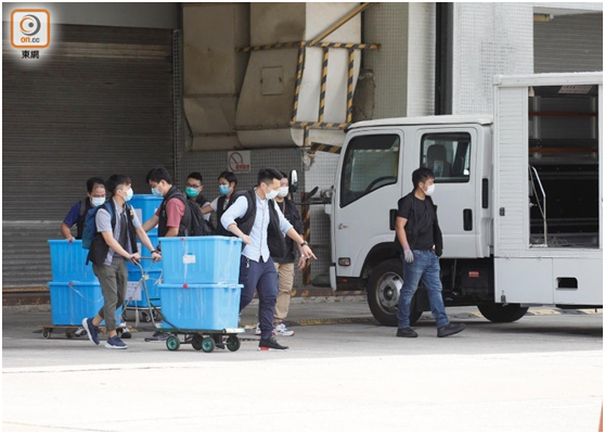 警方把多箱证物搬上货车（图片来源：香港“东网”）