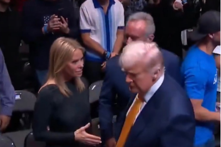 视频显示海因斯向特朗普伸出手但被掠过。 图源:《纽约邮报》