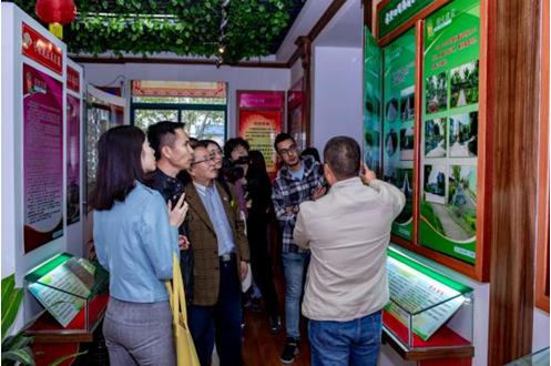 图为工作人员为外国媒体讲解上虞区乡村振兴工作情况