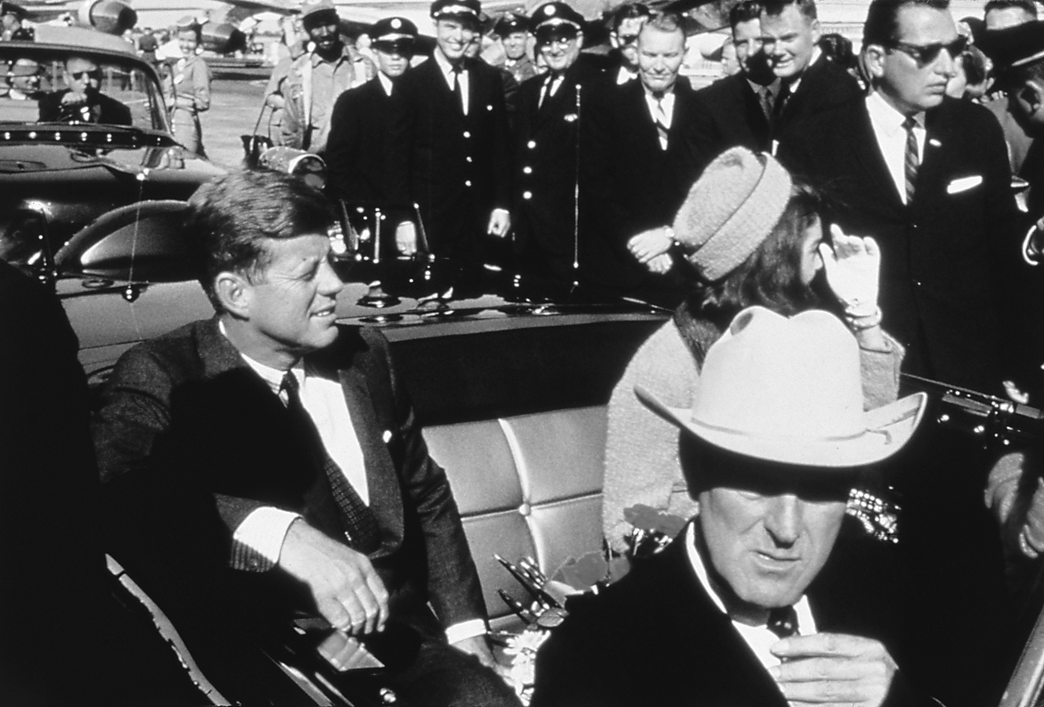 1963年11月22日，肯尼迪与杰奎琳飞抵达拉斯后，换乘轿车前往市区。