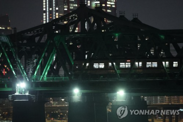 首爾地鐵發生故障停在漢江鐵橋上（韓聯社）