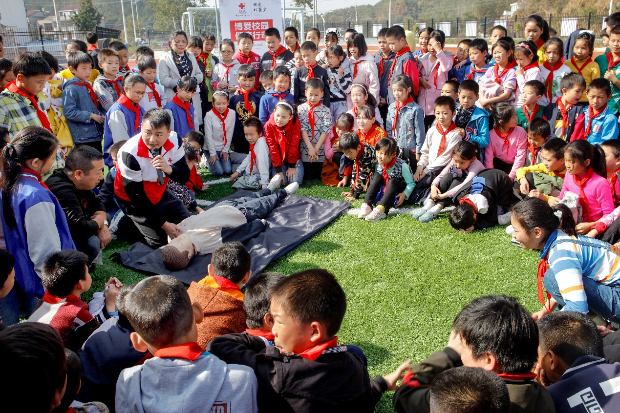 在湖北英山开展“博爱校园健康行动”,校医为同学们讲解心肺复苏术等应急救护知识
