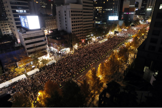 5日晚，首尔市中心爆发大规模追悼烛光集会。