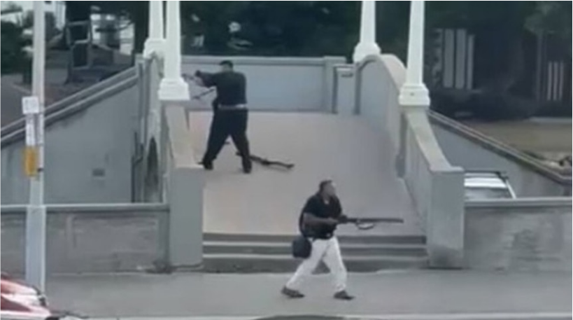 当地时间12月14日,两名嫌疑人在邦迪滩持枪对准人群。 图源:澳大利亚广播公司