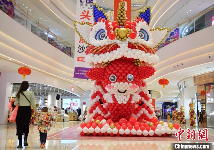 长春一商场近两万个气球组成"牛"造型 牛气十足