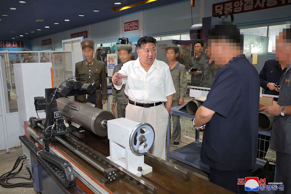 9月3日，朝鲜，朝鲜最高领导人金正恩正在视察机械园区。（视觉中国）