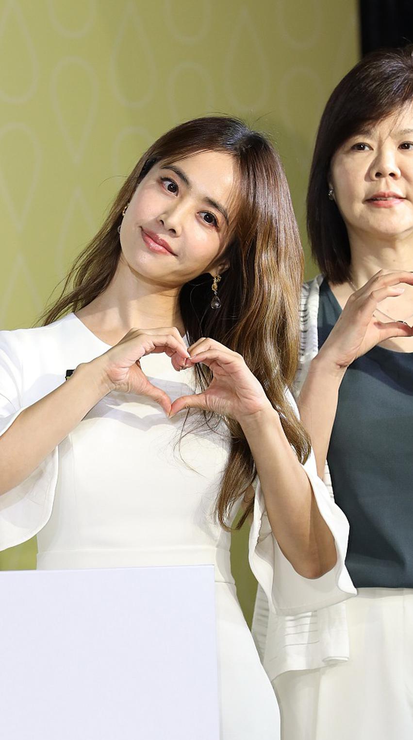 蔡依林穿白衣造型清丽美艳歪头比心女神范十足