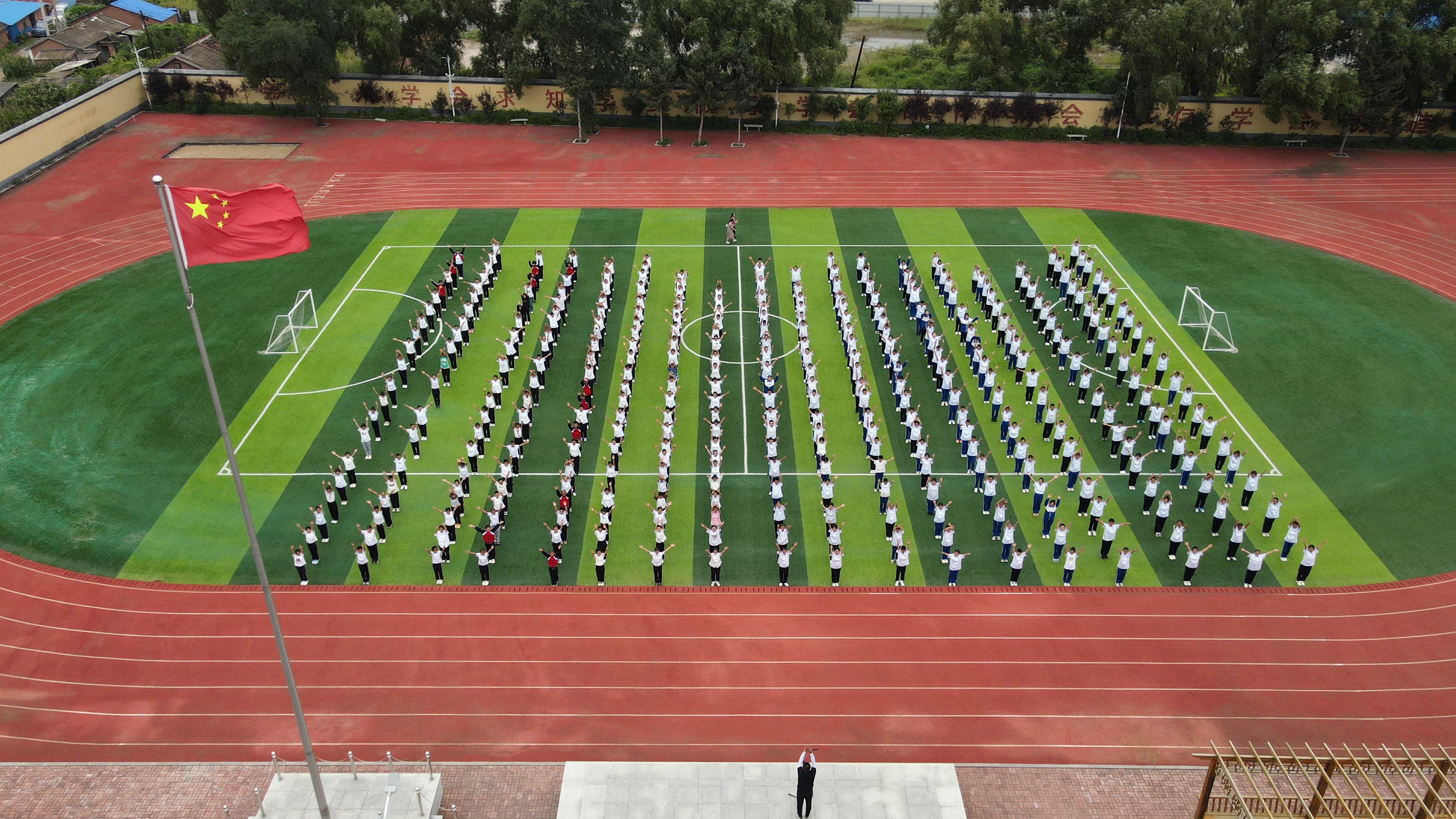 8月21日,舒兰市第三中学校学生在操场上开展大课间活动石天蛟/摄