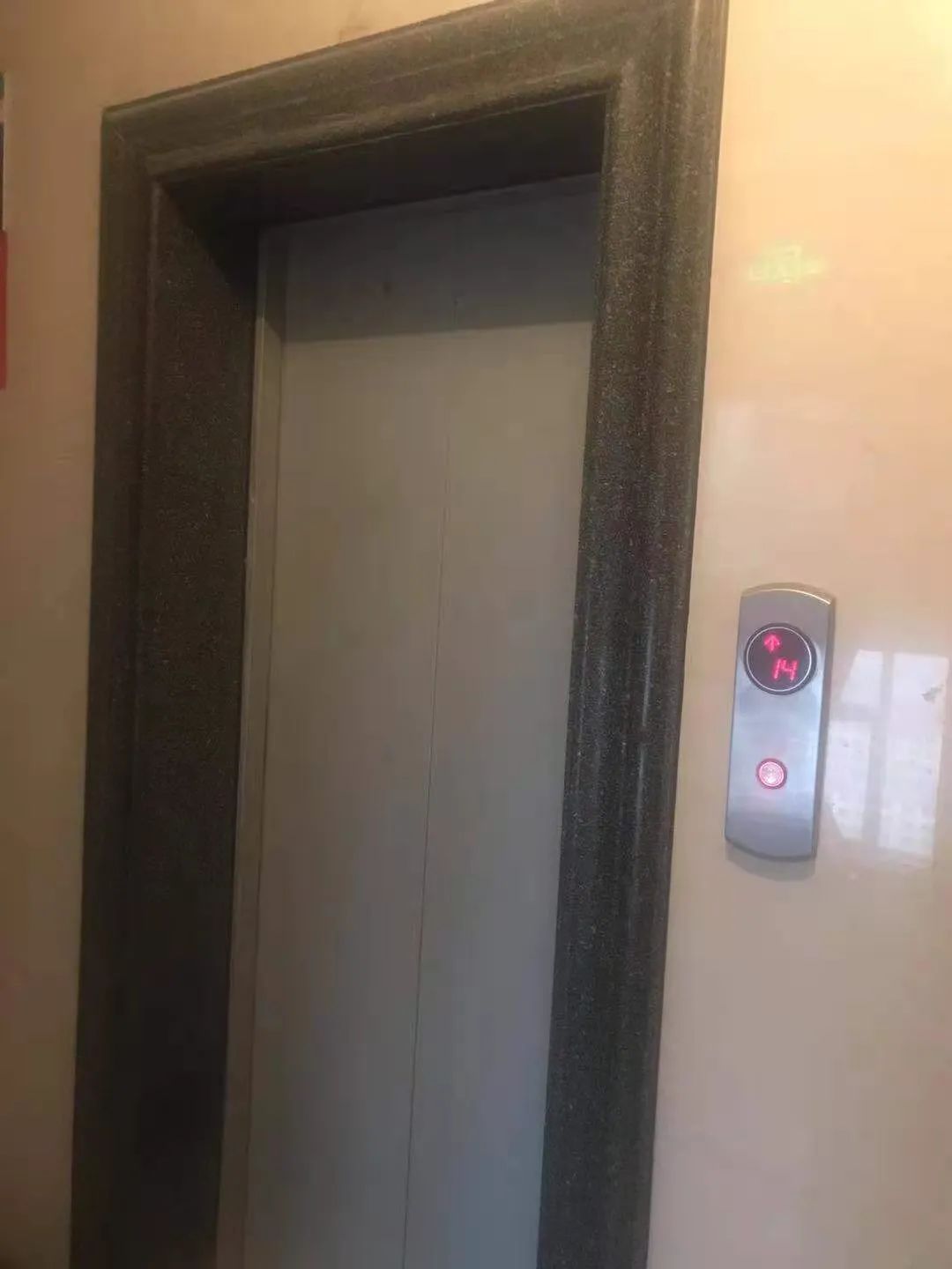 淄博一小区电梯从18楼突然坠落至1楼,女子这一举动救了一命