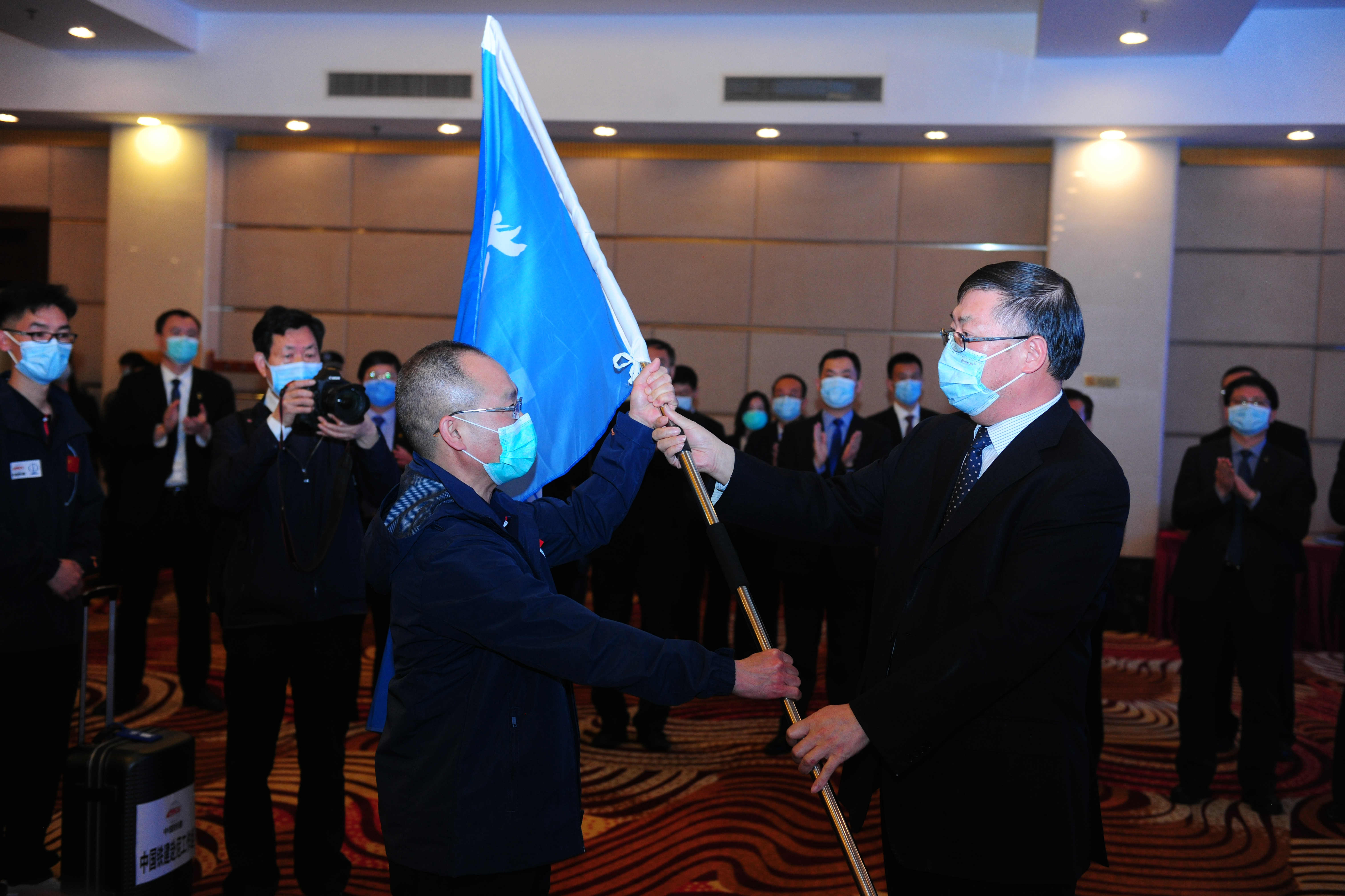 庄尚标为工作组授旗