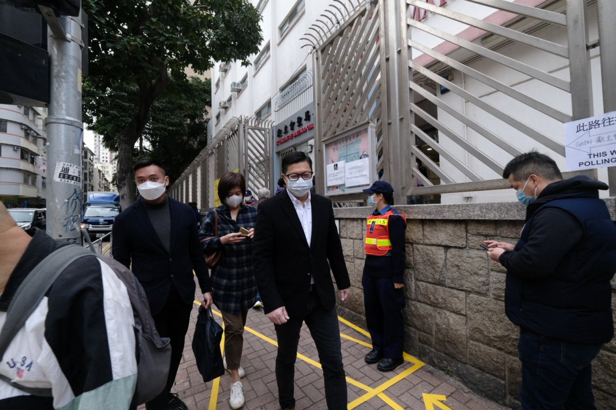 邓炳强(中)(图片来源:大公文汇全媒体)