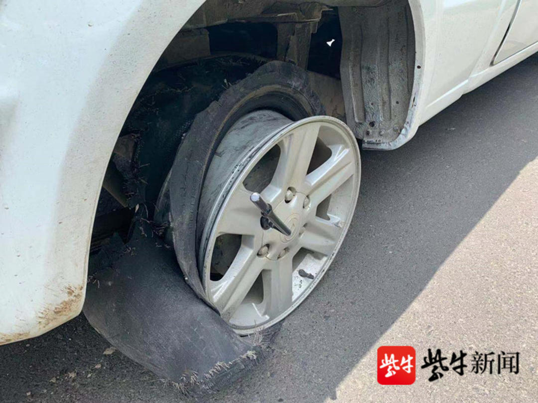 高速上爆胎繼續前行停車才發現輪胎磨沒了