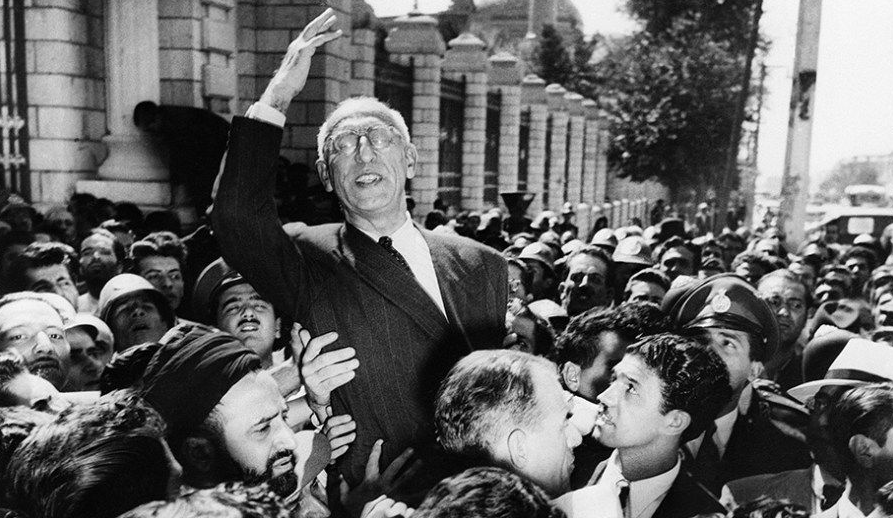 1951年演讲中的摩萨台