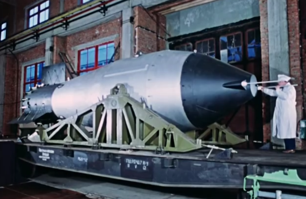 完成组装的“沙皇炸弹”通过火车进行运输