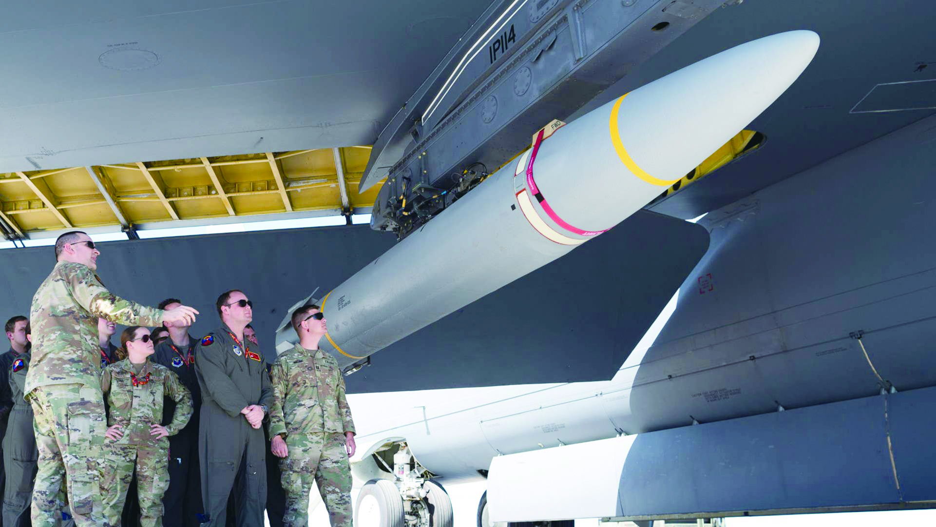 美军官兵在关岛接受“高超音速武器熟悉训练”。