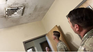 士兵拍到的美军基地存在霉菌问题 图源：美国“Military.com”新闻网站