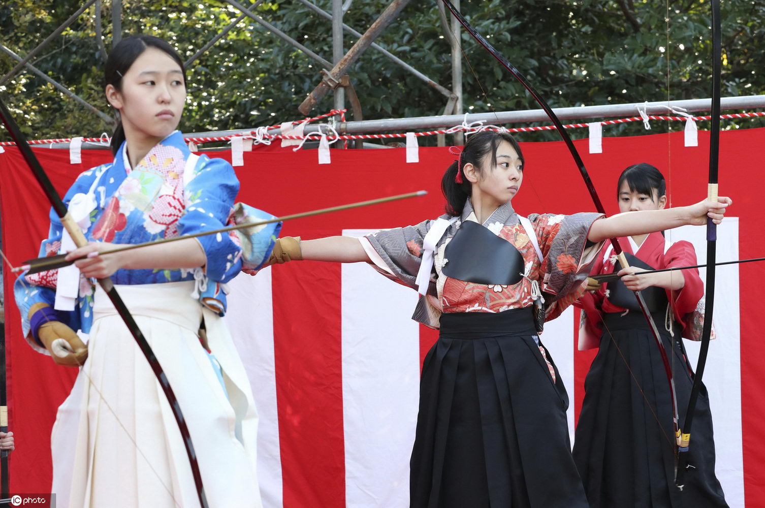 日本举行新年射箭活动 和服美女"弯弓"姿势帅气