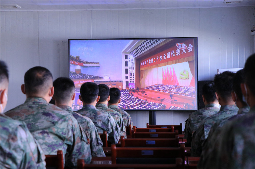 10月16日，海军航空大学某基地官兵收看中国共产党第二十次全国代表大会开幕会。新华社发（肖亮亮 摄）