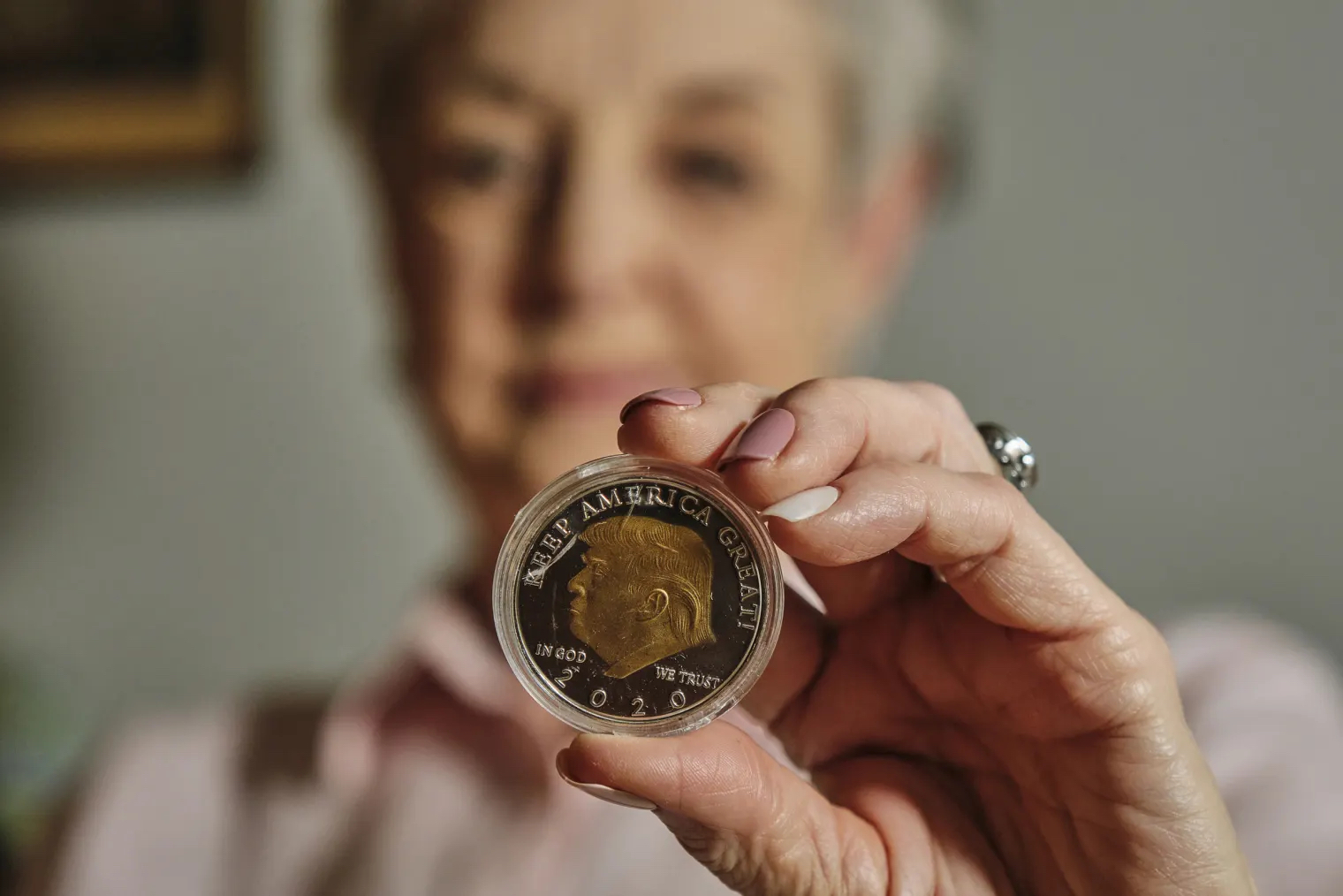 阿拉巴马州的一名年迈女子向NBC展示其购买的“特朗普币”，图自NBC。