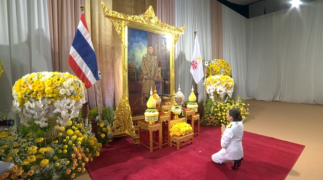 当地时间18日,在曼谷举行的仪式上,佩通坦跪在泰国国王玛哈·哇集拉隆功的画像前 图自泰媒