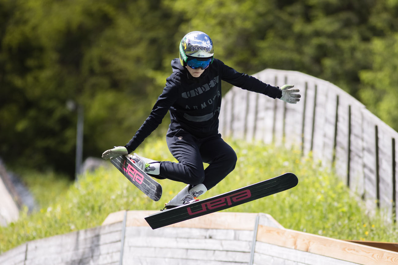 备战冬奥 斯洛文尼亚跳台滑雪女队集训