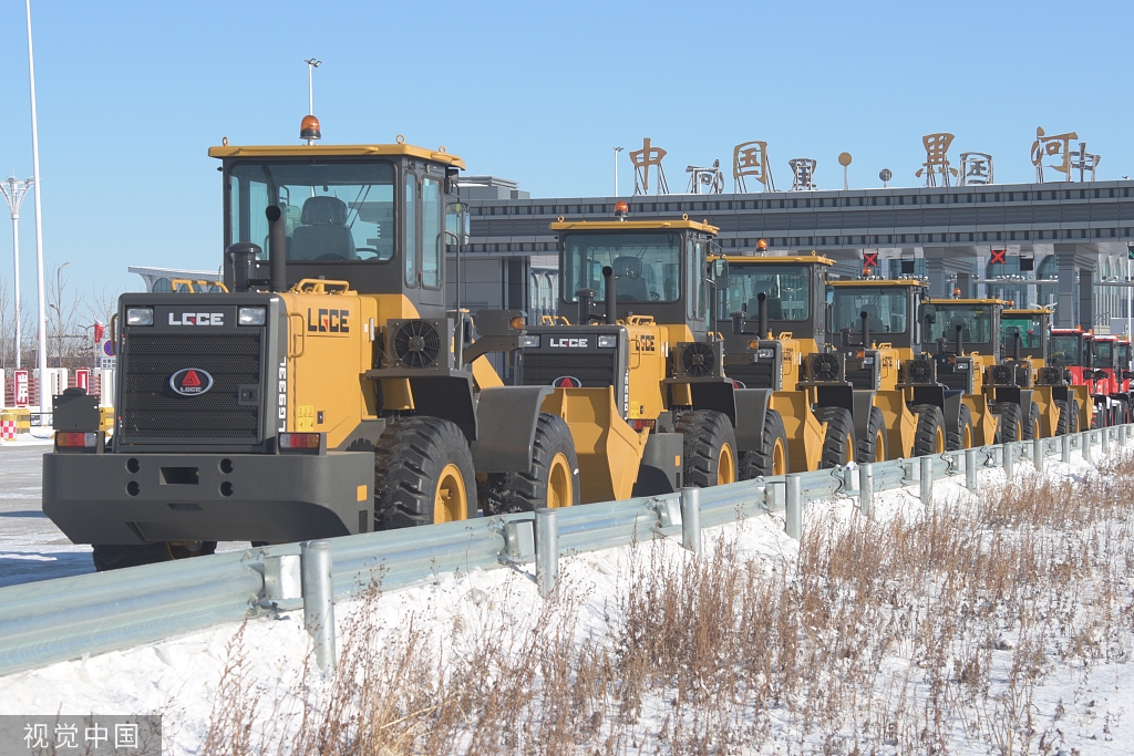 黑龙江黑河,海关关员查验出境工程机械。资料图