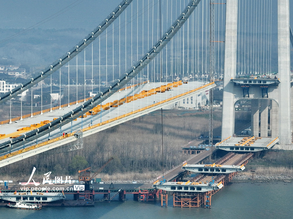江苏扬州龙潭长江大桥建设稳步推进