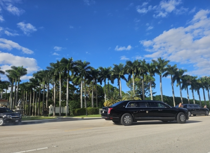当地时间10月18日，在佛罗里达州，疑似特朗普乘坐的车辆离开特朗普国际高尔夫俱乐部。图源：韩媒