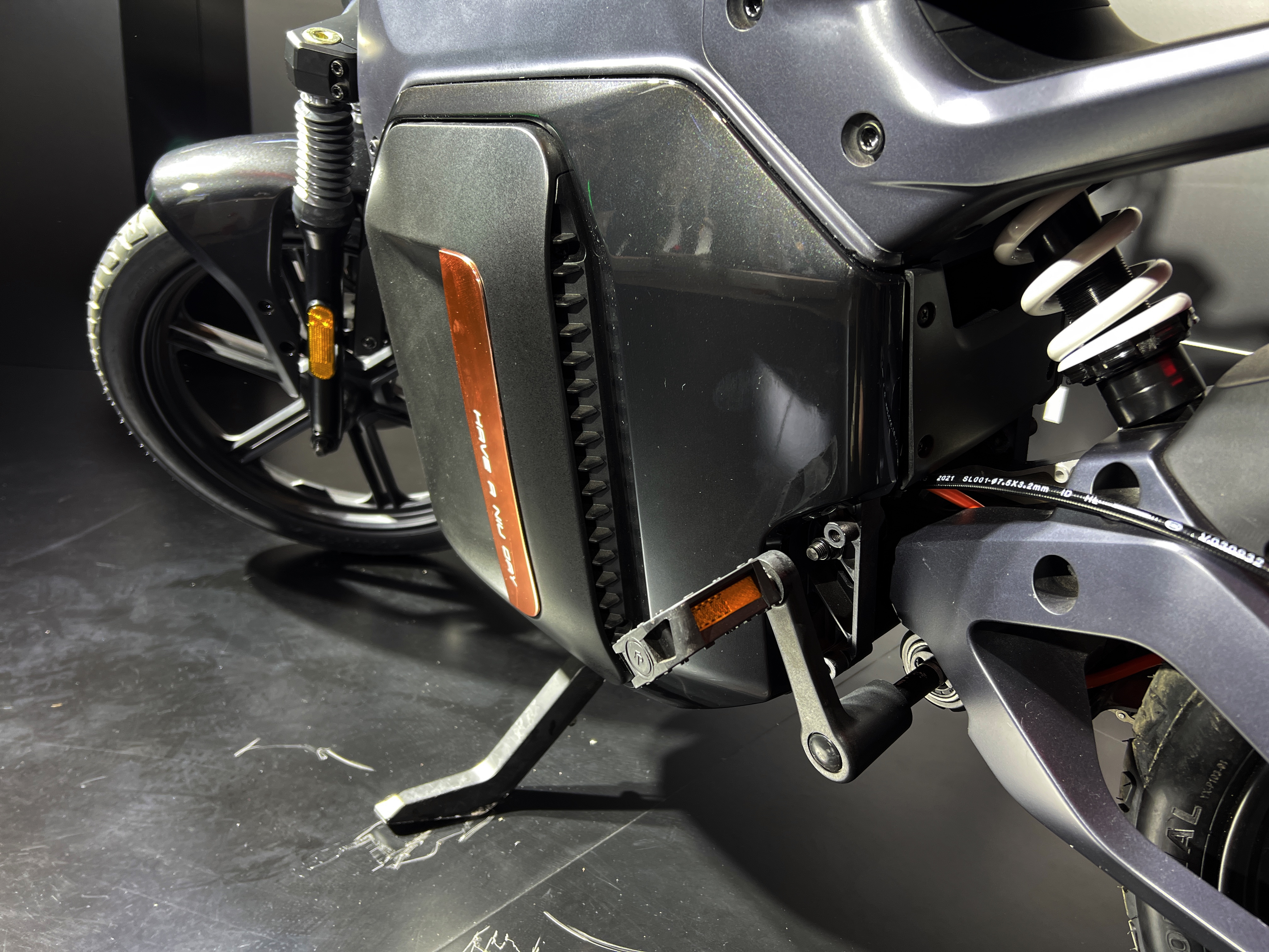 小牛电动sqi体验采用镁合金一体压铸成型车架