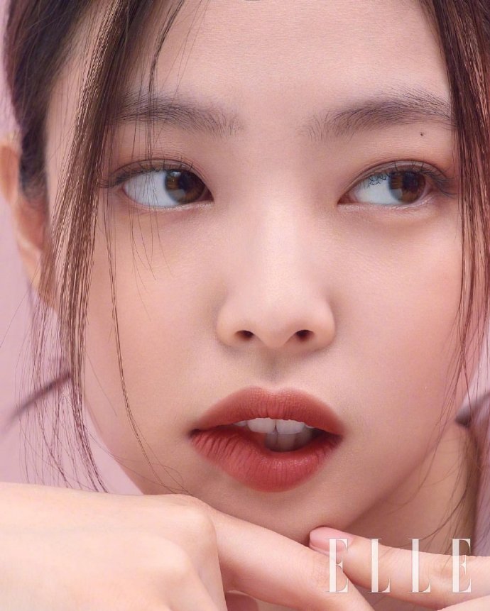 jennie黑发红唇   白衬衫 展现女性魅力