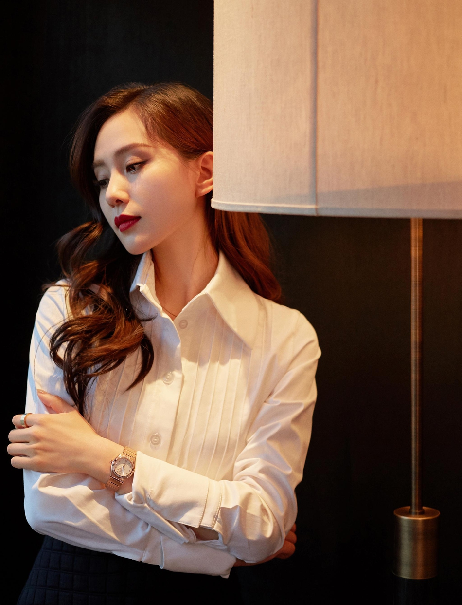 刘诗诗身着白衬衫 卷发披肩清新可人