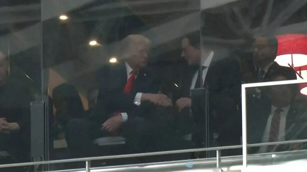 当地时间9月21日，特朗普（左）与马斯克在美国知名保守派活动人士查理·柯克的追悼会上被拍到握手。图源：美媒