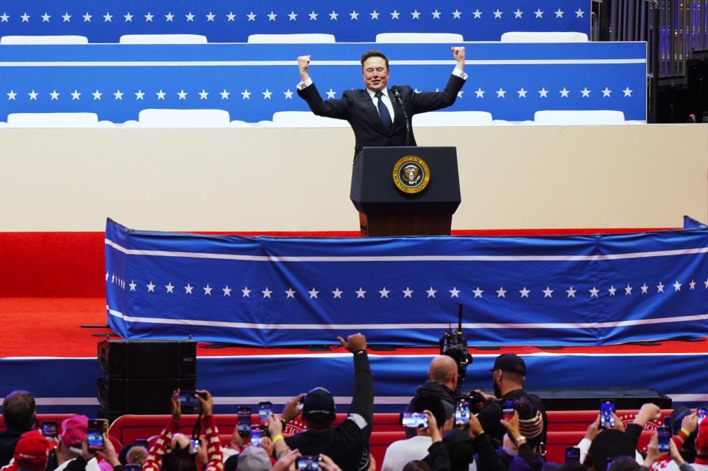 这是2025年1月20日埃隆·马斯克在美国首都华盛顿第一资本体育馆讲话的照片。新华社记者吴晓凌摄