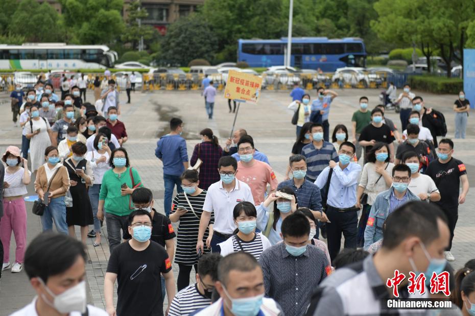 合肥肥西新增新冠肺炎确诊病例2例 民众有序排队接种疫苗