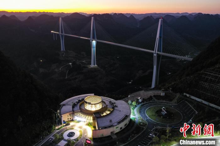 11月1日，在贵州平塘拍摄的“天空之桥”服务区与平塘特大桥。 瞿宏伦 摄