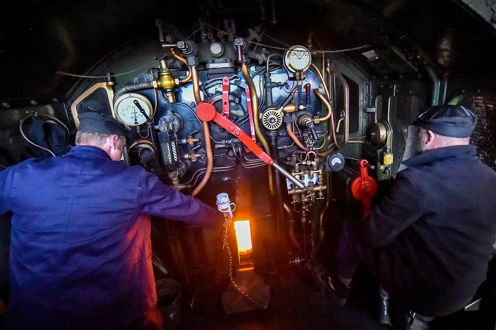 英国古老蒸汽机车老当益壮02两地间往来运输旅客
