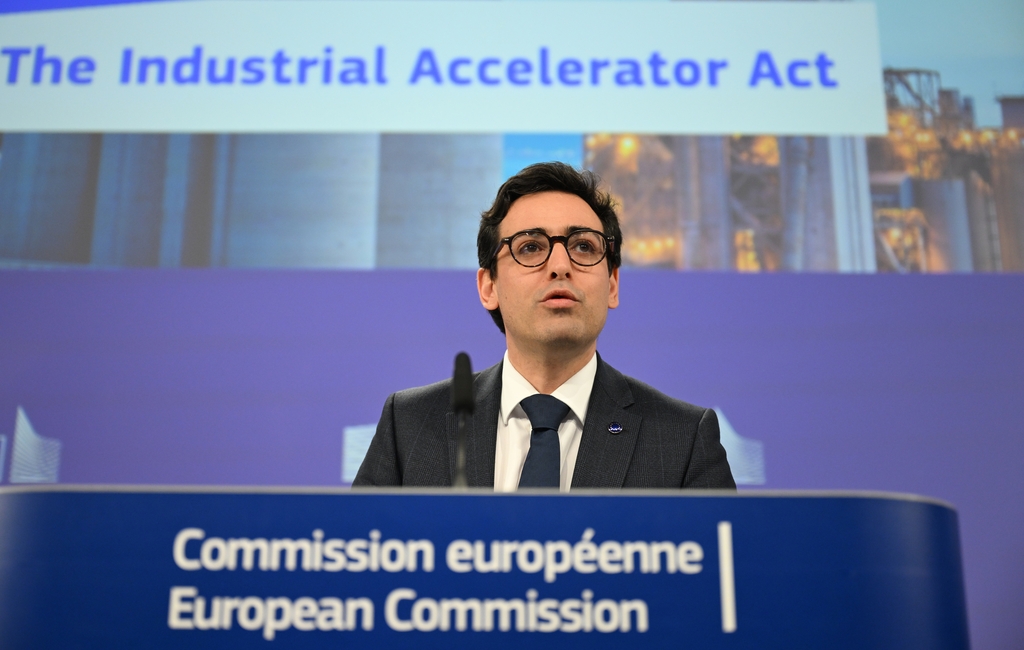 3月4日，欧盟工业事务专员斯特凡纳·塞茹尔内在比利时布鲁塞尔就《工业加速器法案》提案举行新闻发布会。（IC photo）