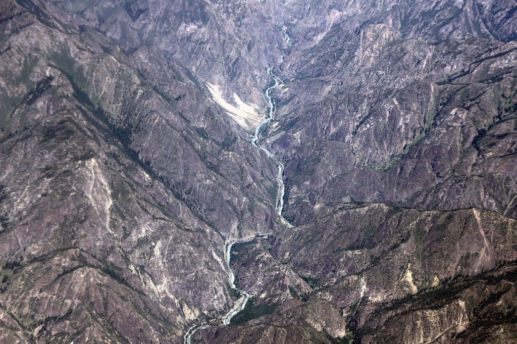 航拍新疆天山山脉 沟壑纵横气势壮观