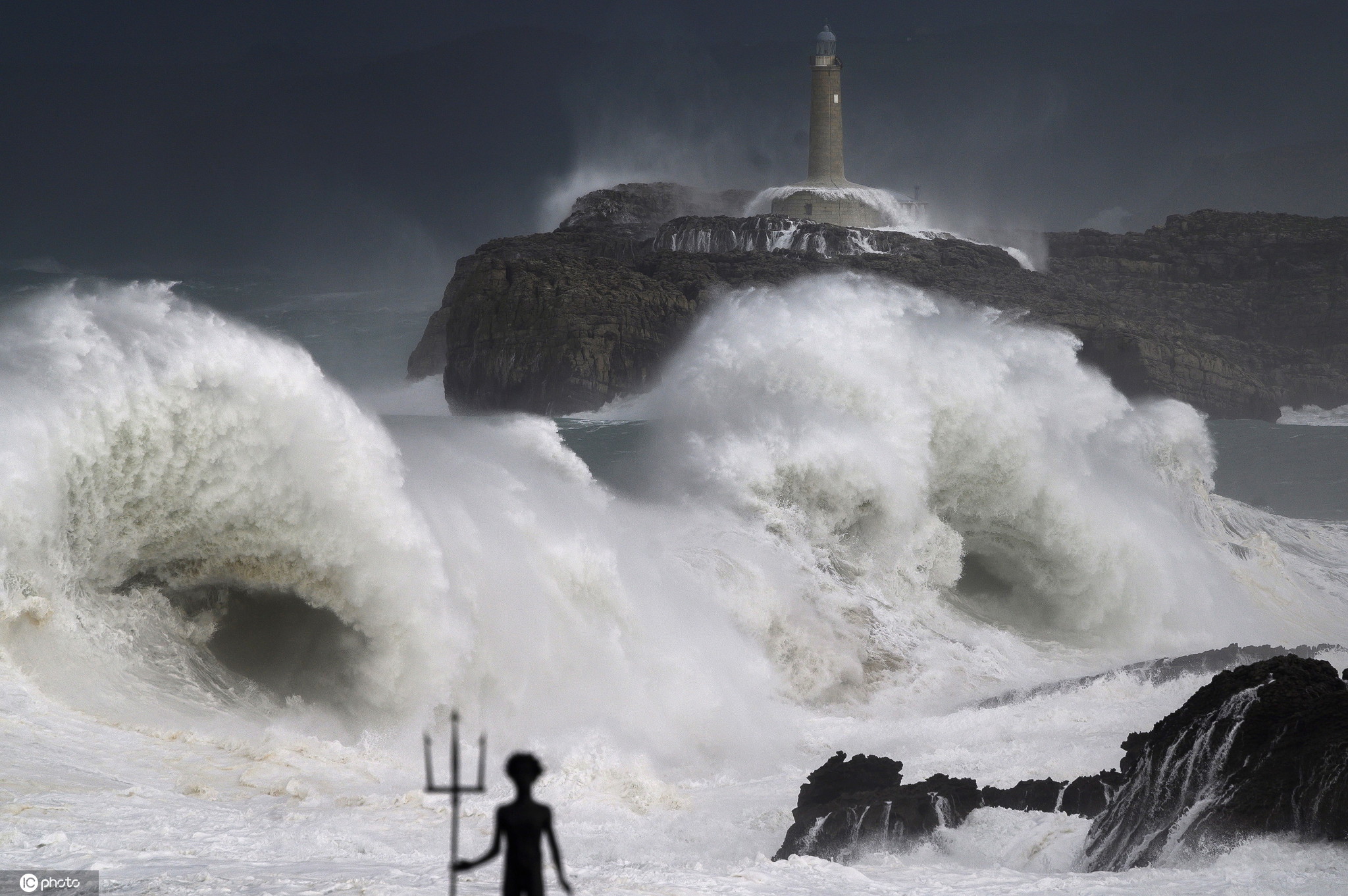强风暴贝拉登陆西班牙 掀起狂风巨浪