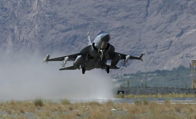 巴基斯坦空军的JF-17战斗机从斯卡杜基地起飞