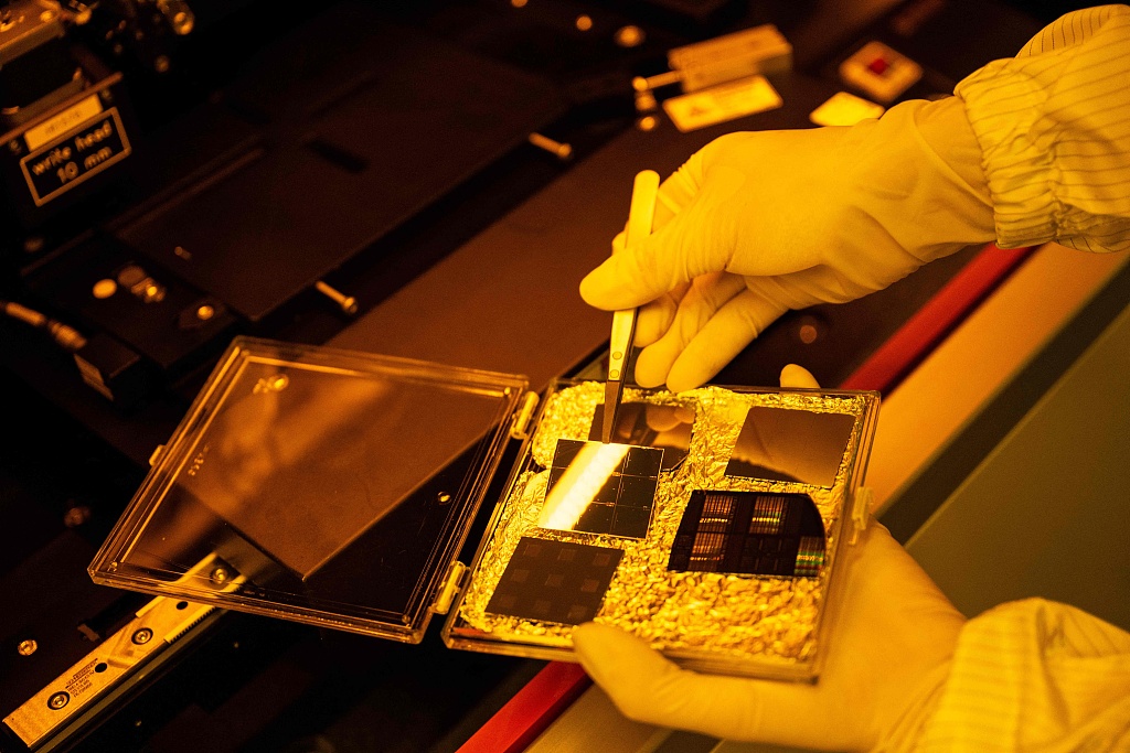 2024年5月，日本东京大学展示小型半导体工作室。（视觉中国）