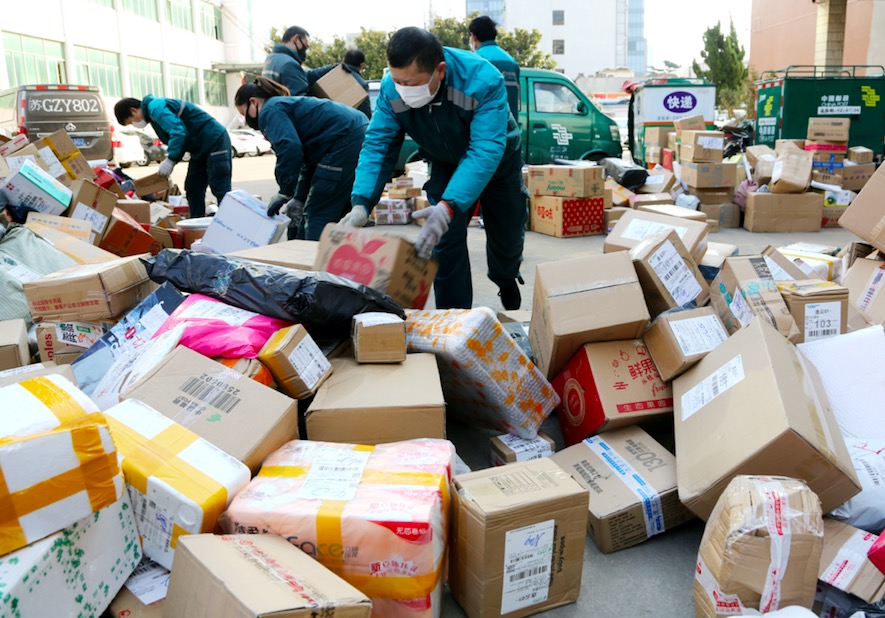 连云港邮政快递包裹积压 工作人员加班加点全力分拣快递