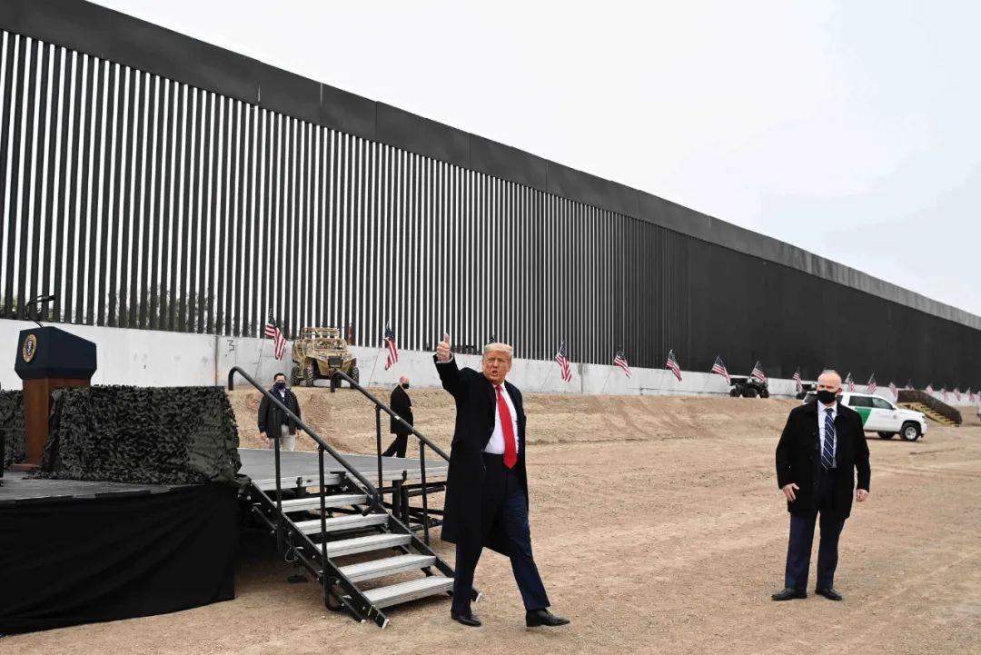 ▲ 2021年1月12日，时任美国总统特朗普参观了德克萨斯州阿拉莫附近的一段边界墙。